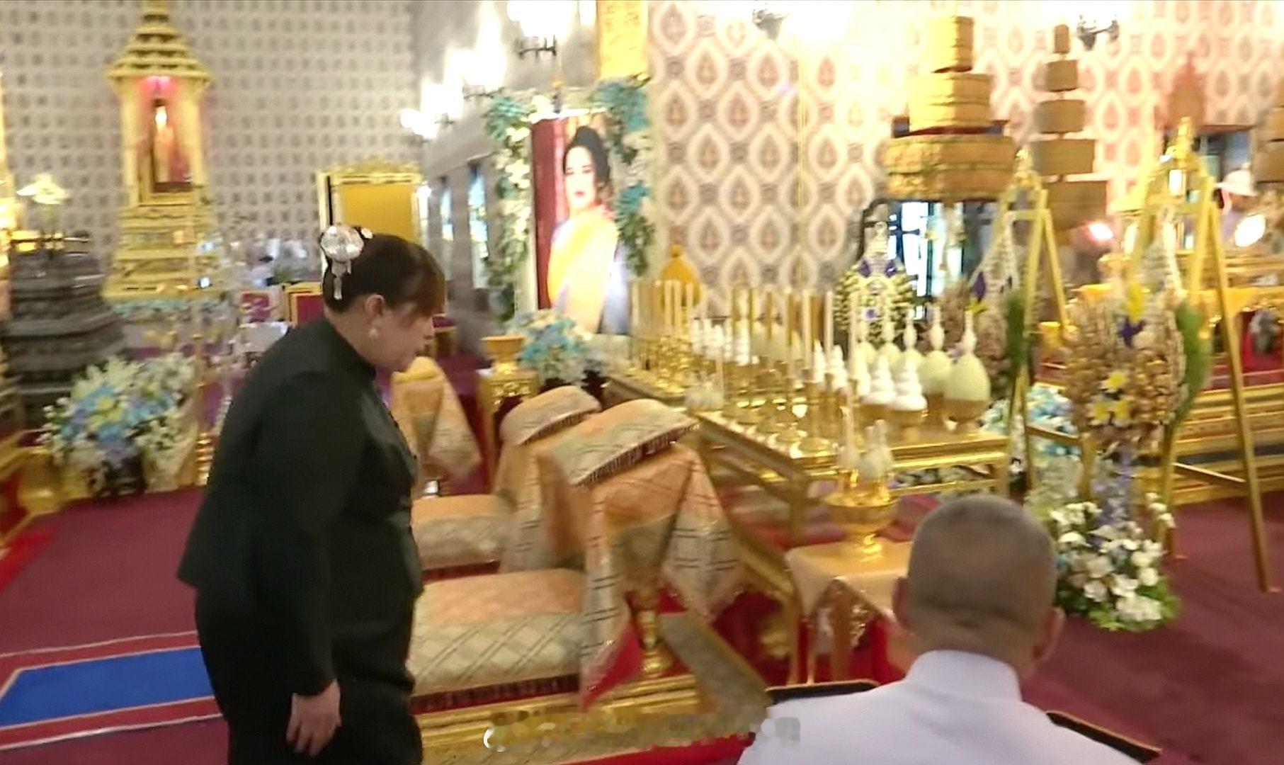 王室王室泰国王室诗丽帕2025年11月4日，诗丽帕为红唇姐守灵。诗丽帕