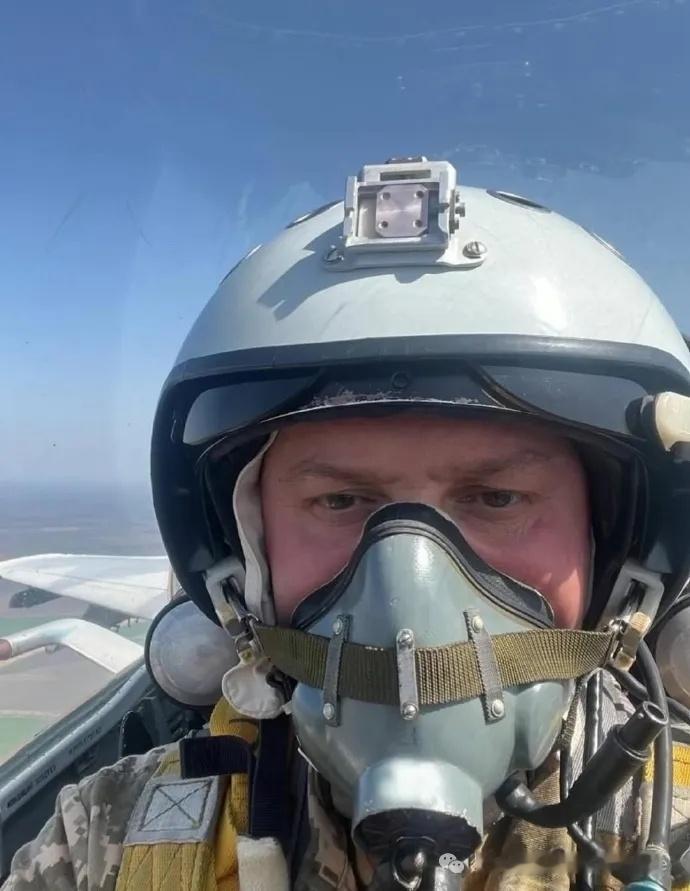 烽火问鼎计划当地时间12月8日，乌克兰空军一架双座型苏-27战斗机在东部执行战