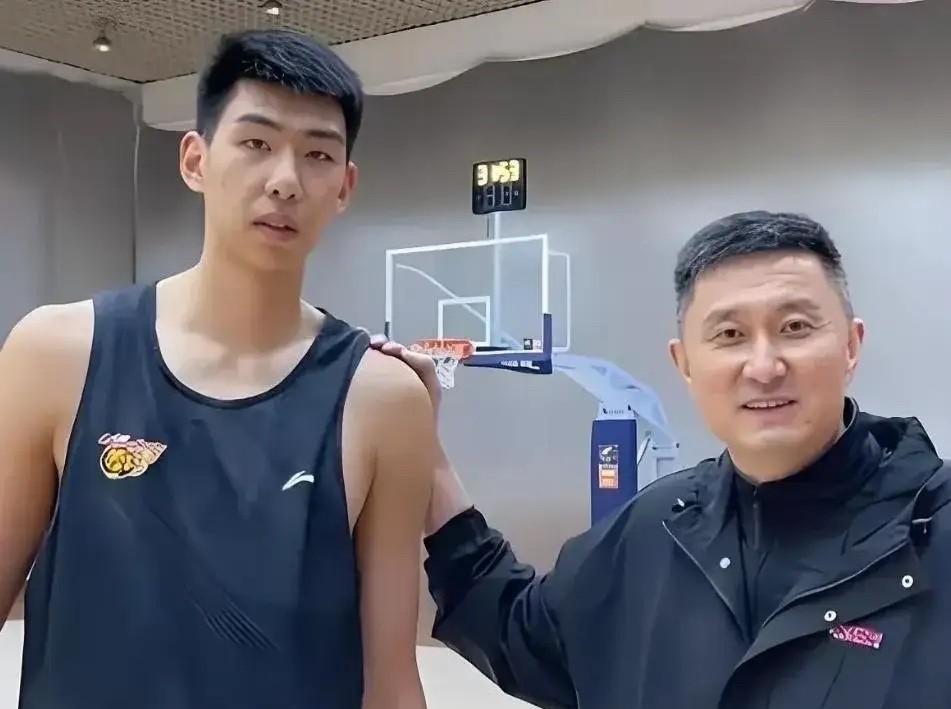 广东宏远男篮未来主教练的最佳人选方面，朱芳雨总经理和老板得有新的思路才行，球队需