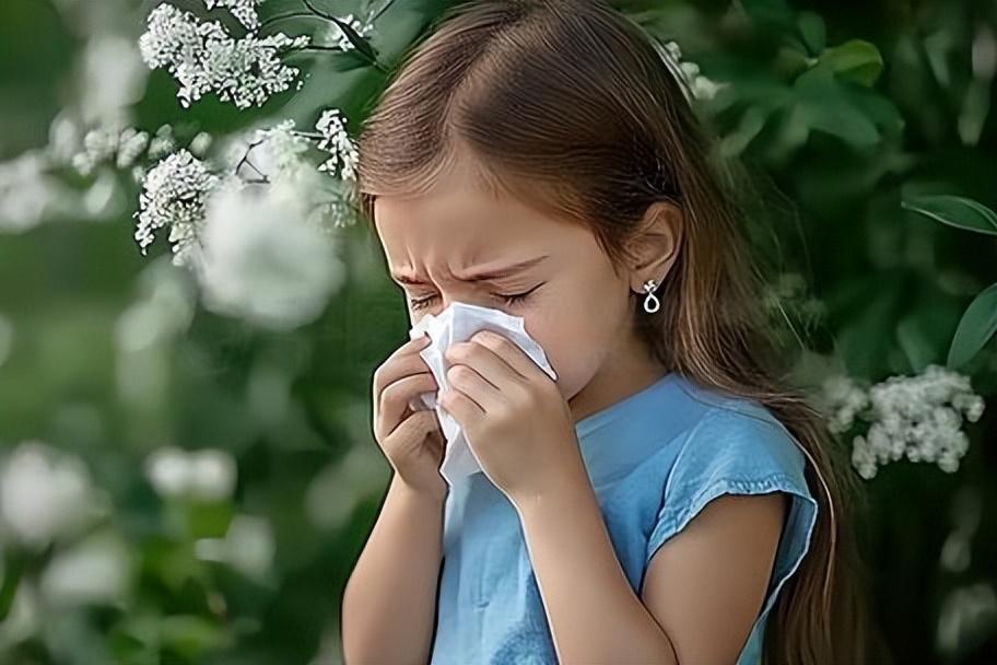 清水状鼻涕不受控制地涌出、频繁打喷嚏、鼻腔持续发痒，是无数过敏性鼻炎患者的日常煎