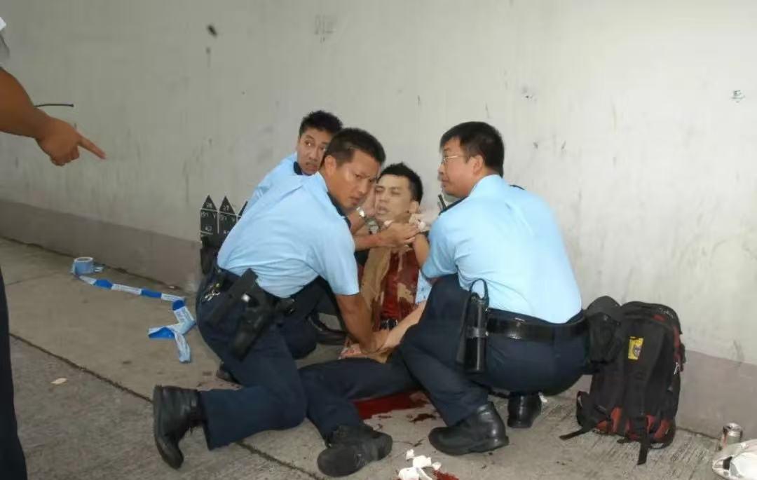 香港警员朱振国辞世了！朱振国2005年执勤时，遭青年廖智勇拔刀割伤颈部，他负伤追