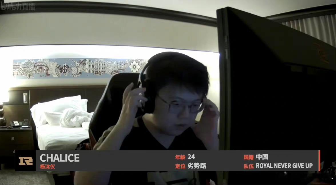 查理斯：记得当时在RNG，那边电脑全挖过矿了，打个dota卡的，我和秃子电脑都是