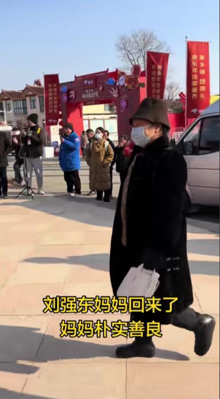 刘强东妈妈回光明村！穿着大衣，提着小白包，这就是短剧中的豪门老太太。出行车接车