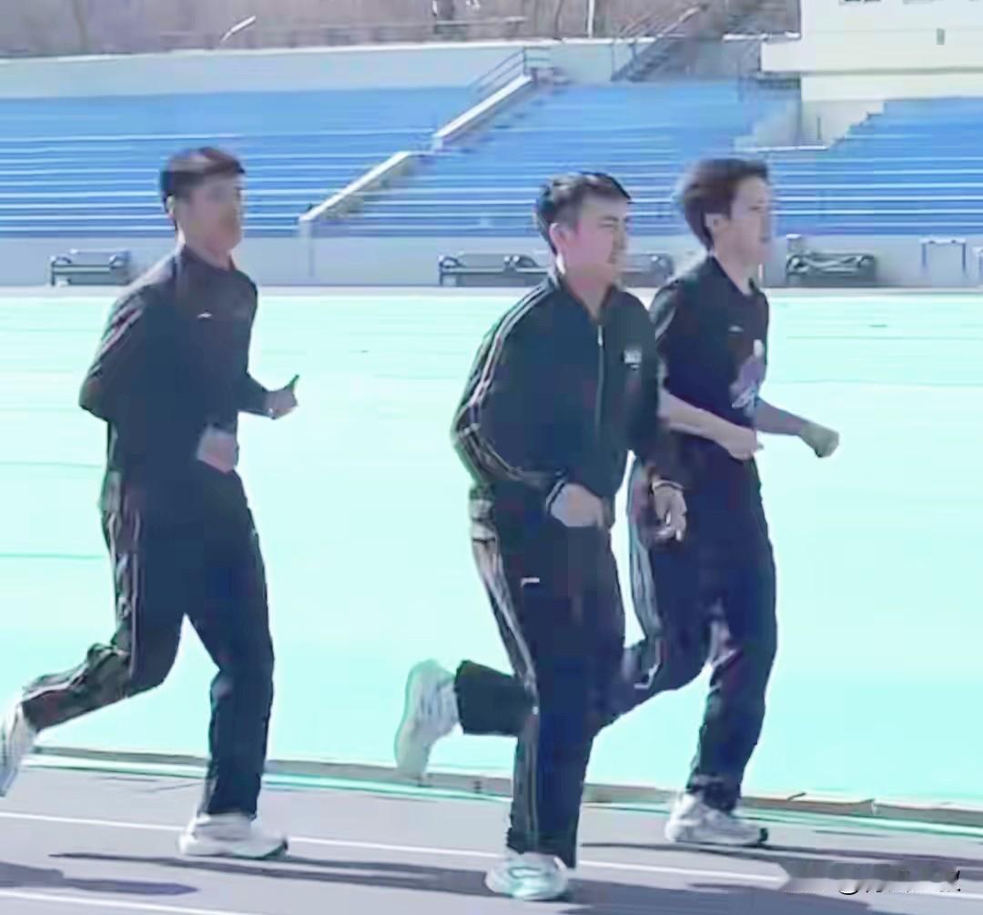 2.12国乒庆祝小年，搞了传统节目，一万米跑[呲牙笑]王楚钦不愧是大长腿，跑