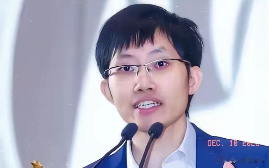 真的是闷声干大事啊！科技圈彻底炸开了锅！40岁平时不爱张扬的大佬梁文锋，突然做成