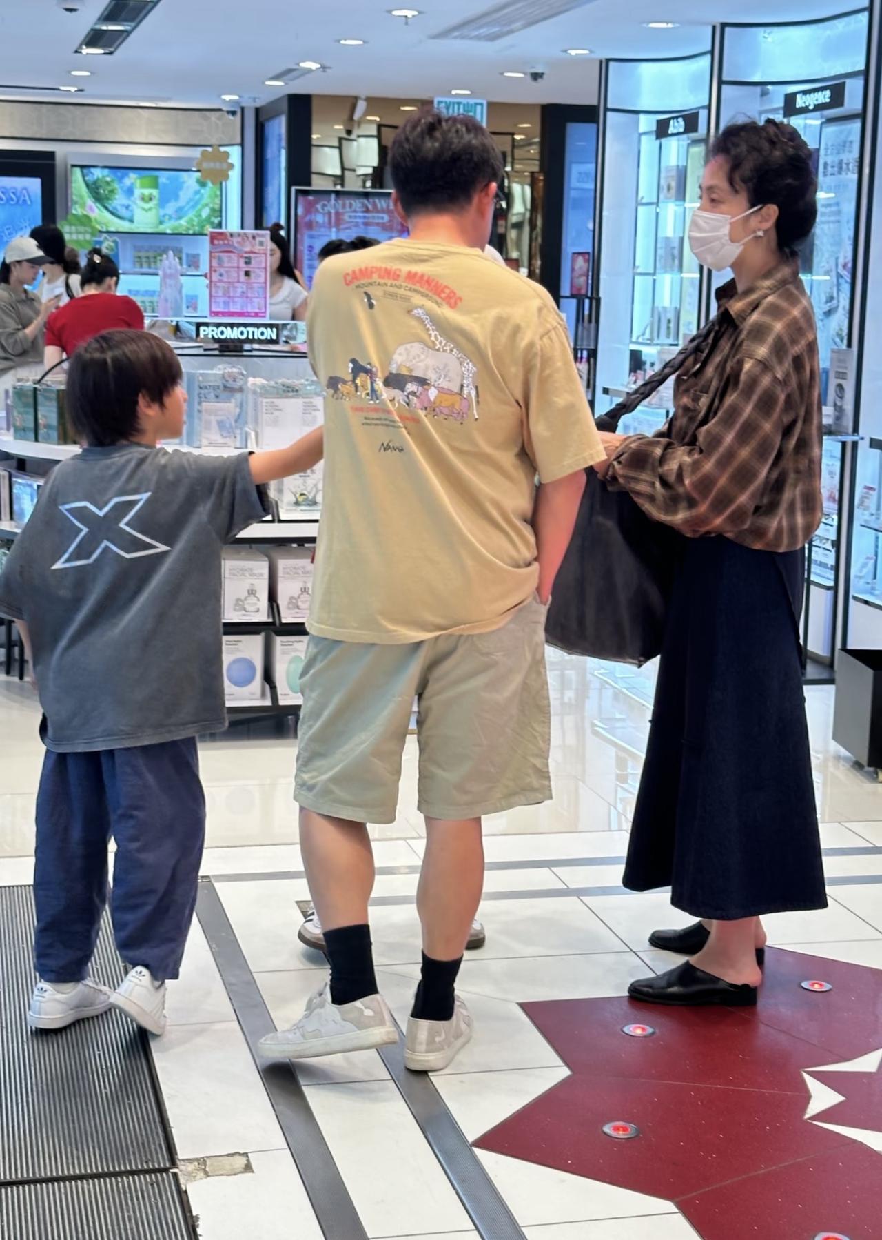 10月3日，有网友在香港偶遇黄磊，他携妻儿现身商场的画面。黄磊的8岁儿子很少