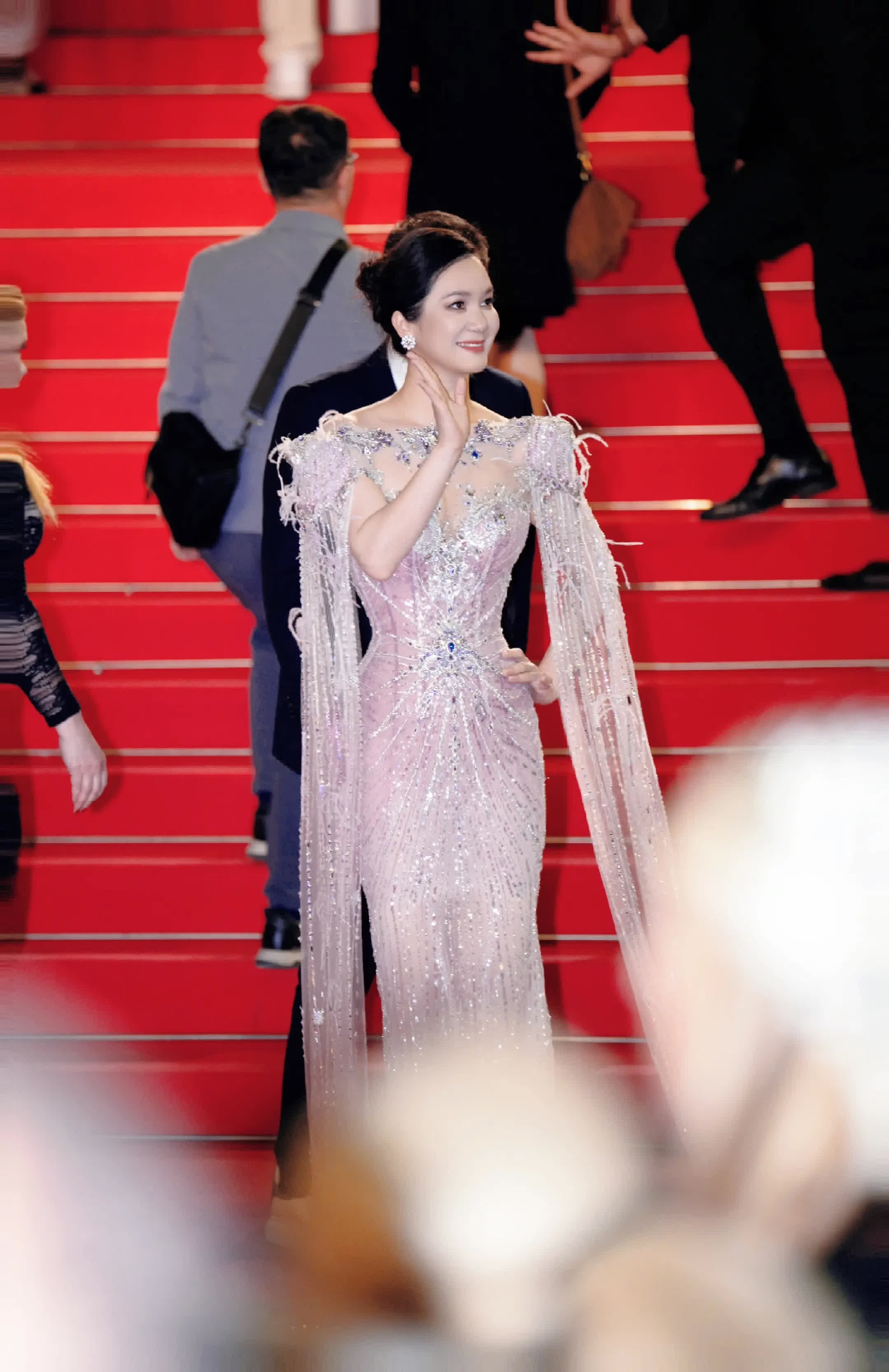 戛纳红毯偶遇高圆圆。红毯戛纳戛纳红毯50岁依然保持好状态戛纳电影节