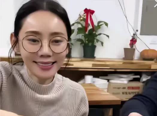 秋瓷炫干枯的严重，越来越苦相，面相不讨喜了，都靠近难看了。婚姻好坏都写在面相