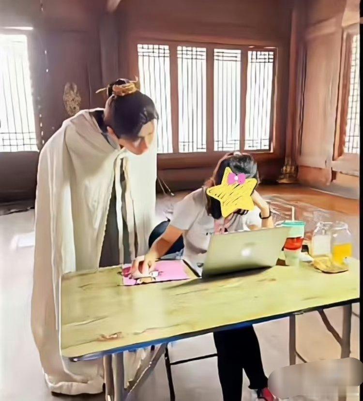 成毅沉迷下象棋成毅下棋看着一点不违和，为啥他靠近电脑，就感觉很违和感觉成毅对电子
