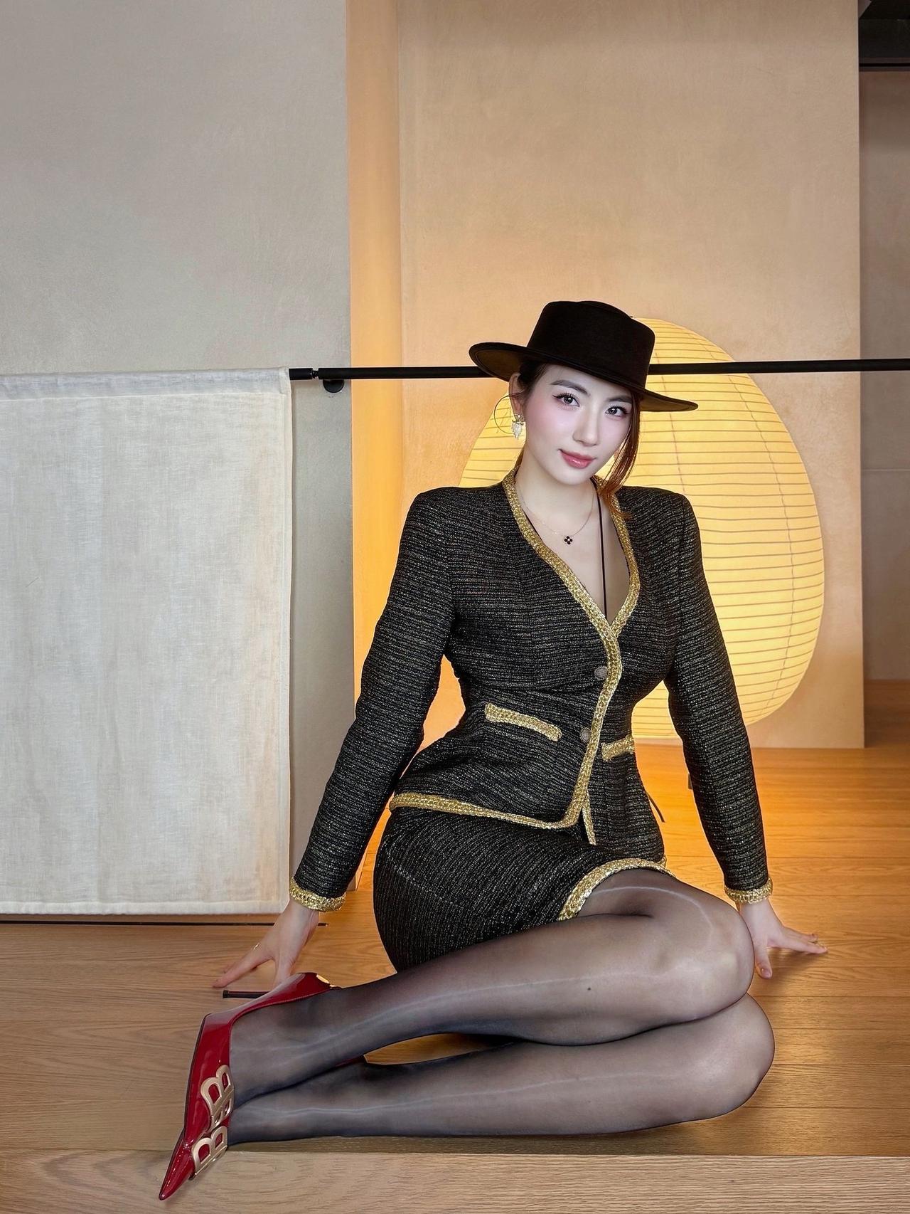 都市雅痞格调｜黑金镶边套装+红底高跟鞋的气场穿搭