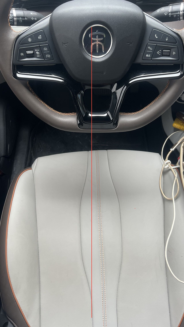 宋PRODMi110旗舰版座椅不正如图，座椅明显装配偏移，平时坐着就是侧着身