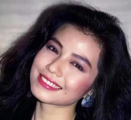 1983年，球王贝利想带钟楚红回国，钟楚红坚决拒绝，不久一富豪出价500万