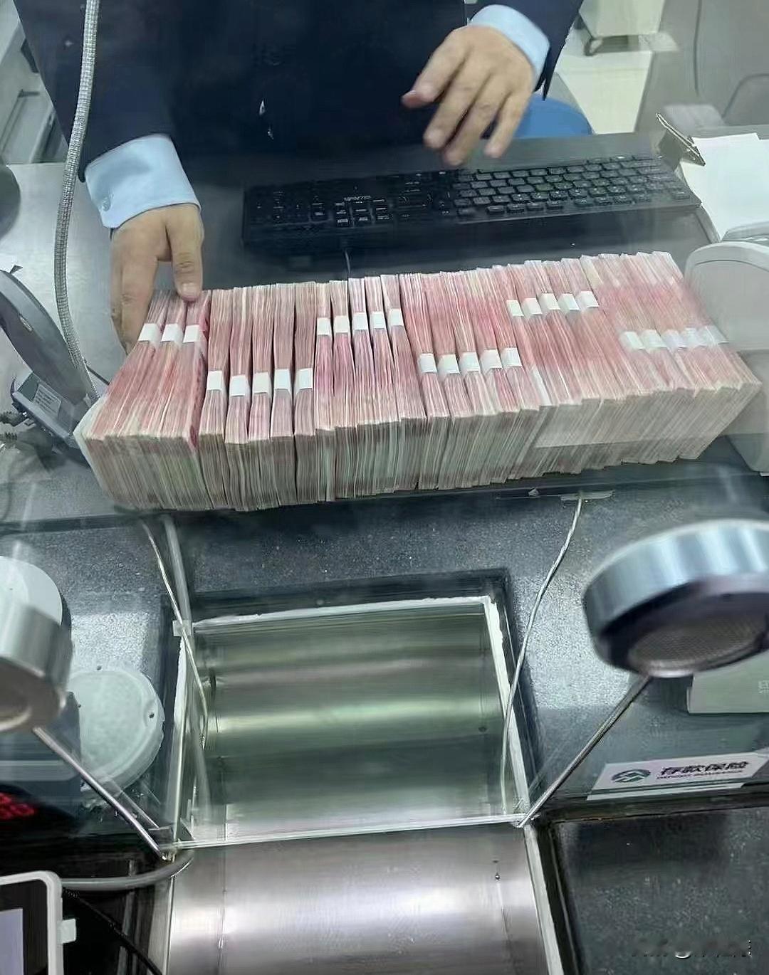 我哥嫂在银行6年，真心奉劝大家一句话！他们说如果手里有十万以上资金的人不要