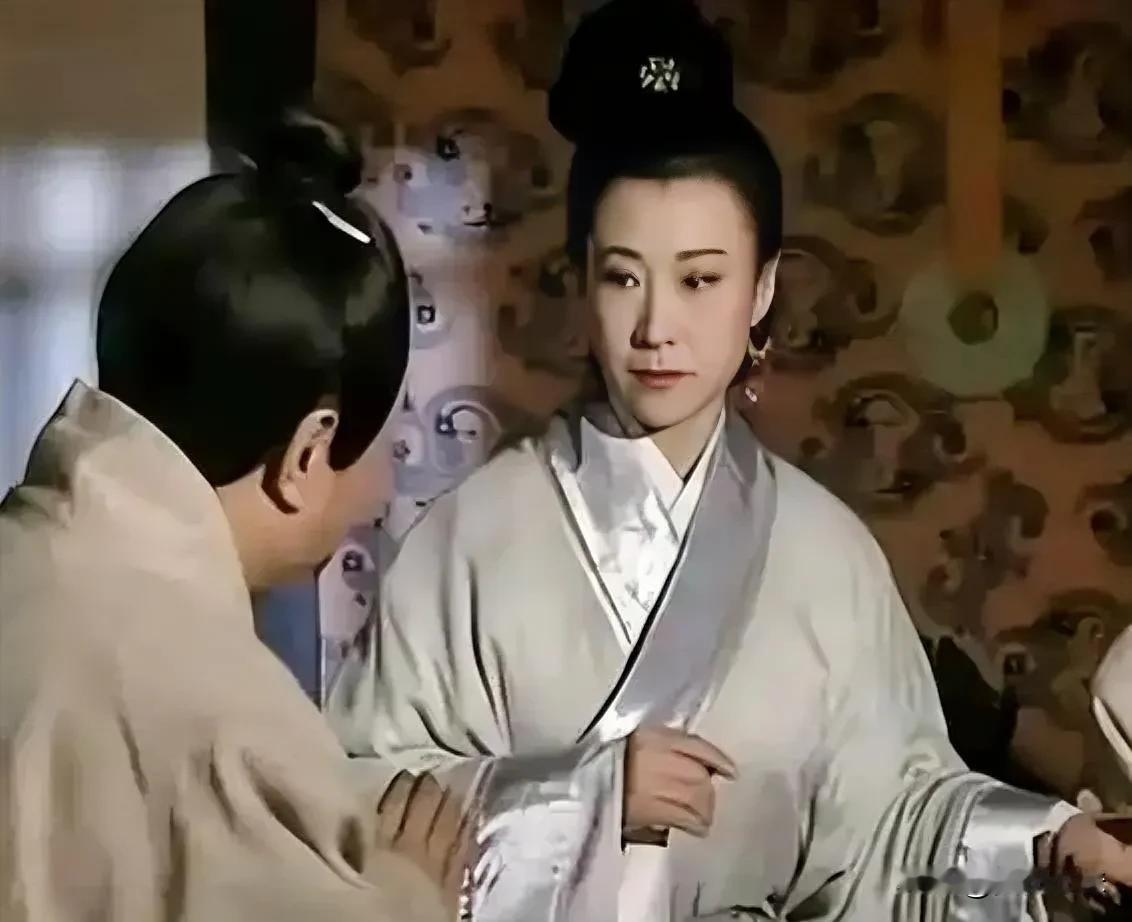 公元前599年，陈灵公对寡妇夏姬嬉笑道：“有人说你儿子夏徵舒像我。”不料，18岁