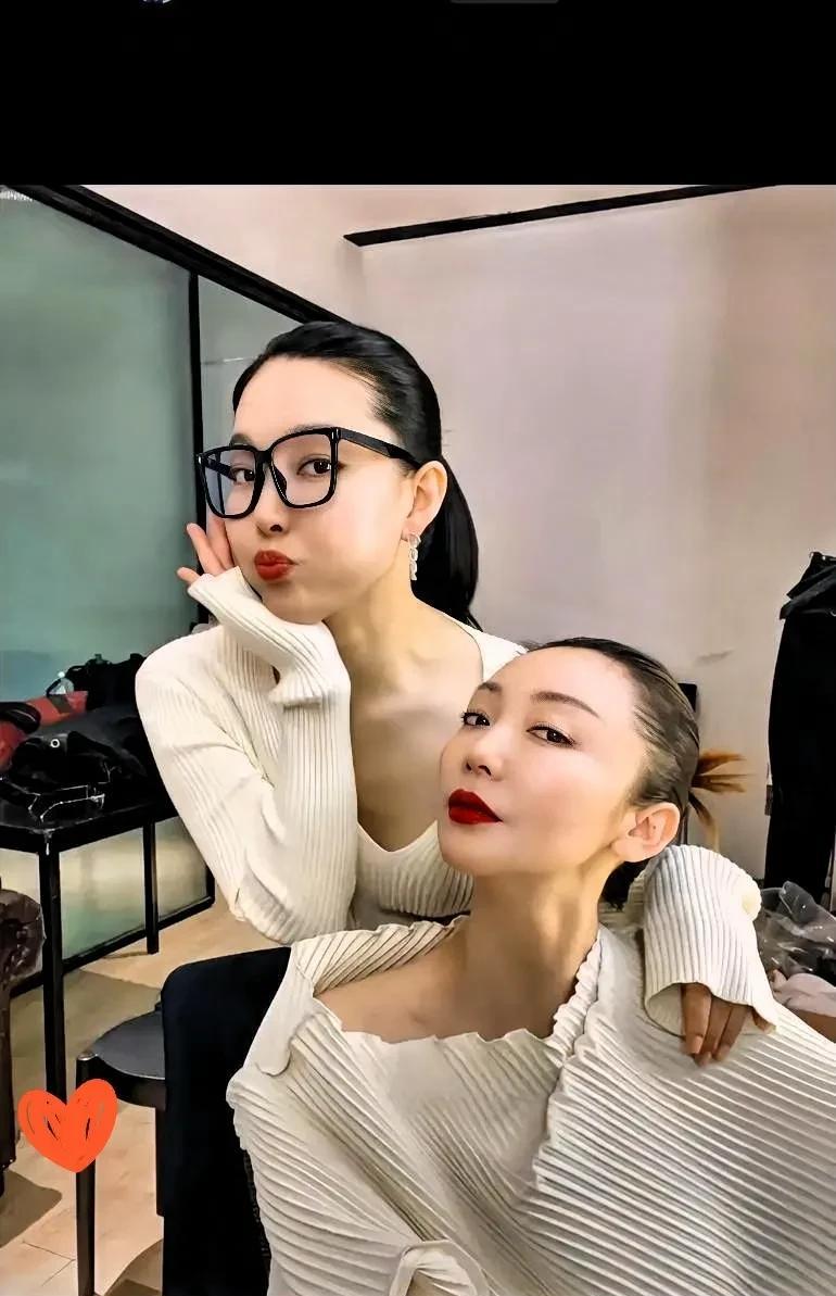 九三晚会的导演太让人意想不到了！居然不是常见的总台工作人员赵大治、于蕾，而是