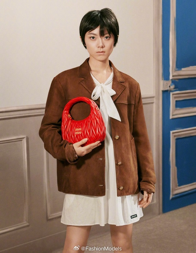 赵今麦以短发造型，携手GigiHadid共同演绎MIUMIU全新手袋广告。