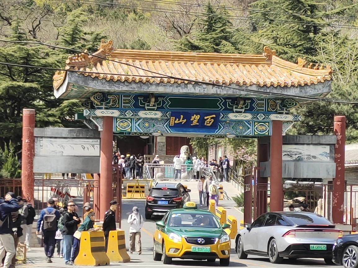 给大家分享一个北京爬山的好去处——百望山森林公园，就在海淀区，绝对是新手、老人、