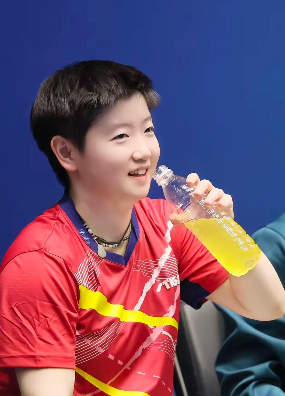 莎莎拿下QQ音乐新代言！跑调大家还记得吗😂说起莎莎和音乐，免不了想起她唱歌，