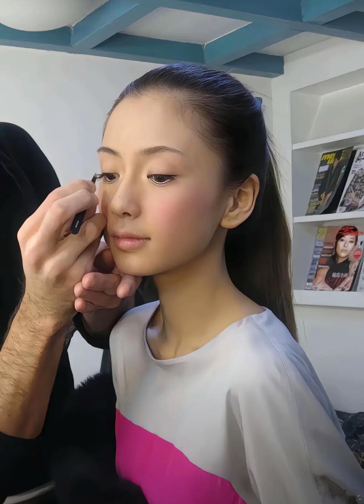 Baby早期那超绝的骨相美，仿佛被上天精心雕琢，天生自带独特气质，令人眼前一亮