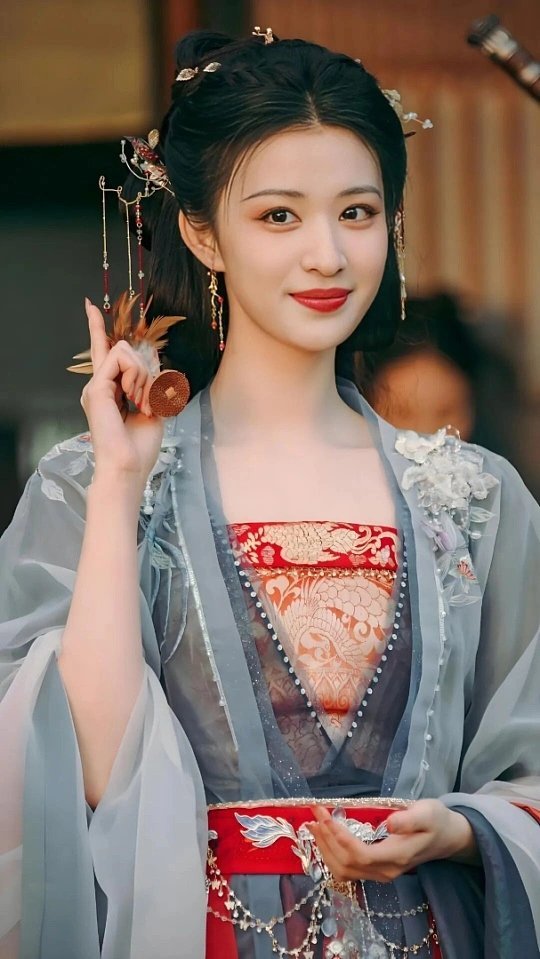 王楚然踩着进行曲就出场了自带气场的名场面来袭，王楚然踩着铿锵有力的进行曲登场，步
