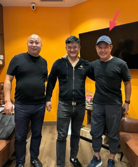 68岁功夫巨星元彪在香港和朋友喝酒聚餐，他整个人肥胖了好多，身形严重走样，面相好