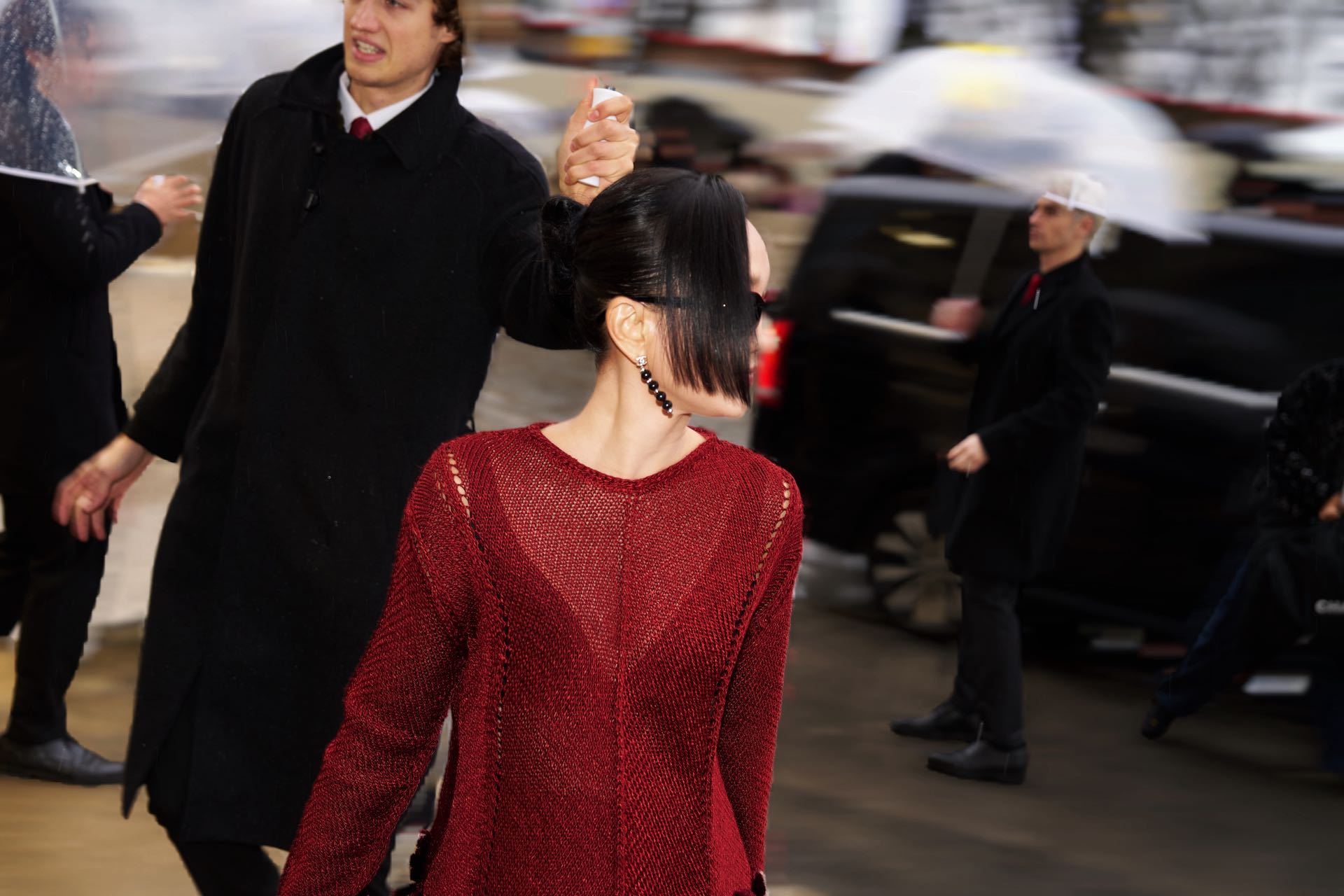 周迅巴黎绽放的东方红玫瑰谁懂啊家人们！周公子杀疯巴黎高定秀场啦，这朵东方红玫瑰