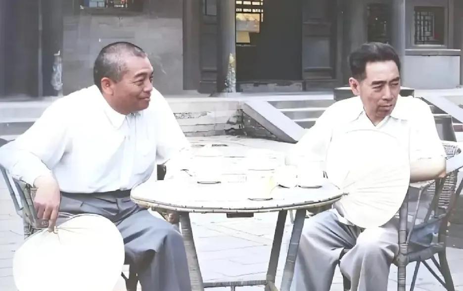 上世纪五六十年代，有一张珍贵合影令人难忘。彭老总与周总理并肩坐在藤椅上，手持蒲扇