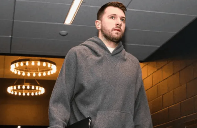 NBA常规赛后，湖人球员勒布朗-詹姆斯接受媒体采访，谈及本场比赛东契奇的表现，詹