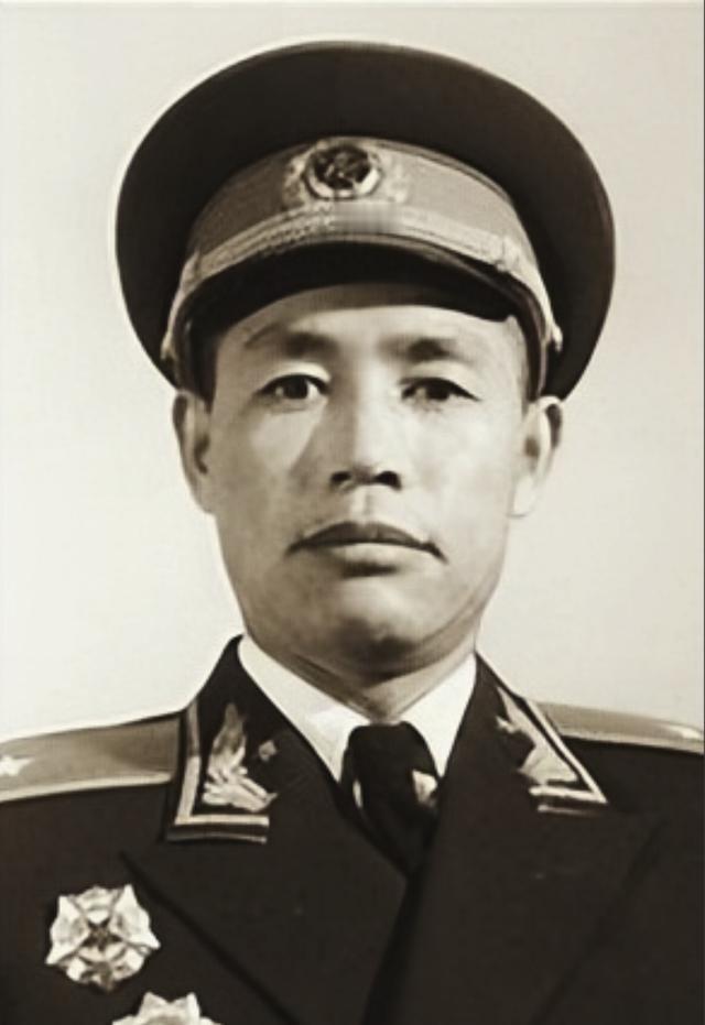 1950年，邓岳率部行军迷路时，发现路边有一日式房屋，冲进去问路，却发现一群人端