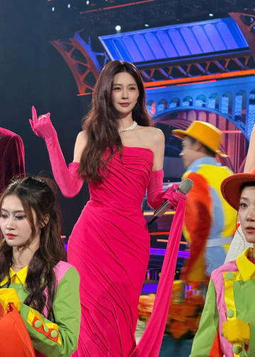 沈梦辰怎么戴个洗碗手套就上台了沈梦辰跨年晚会这造型绝了！洗碗手套配闪亮礼服，既