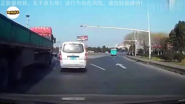 爷爷开车刚起步，直接将后座1岁半孙女“卸”了下来