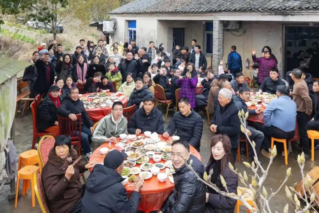 103岁“功夫奶奶”惊艳全网！五世同堂百人团圆饭，最远新疆归来，真相让人泪目！