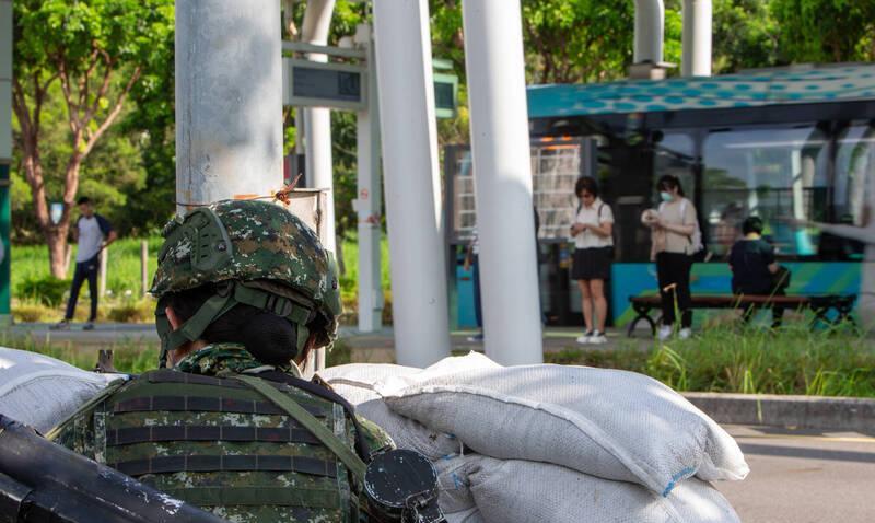 台湾岛内人的淡定。伪台蛙军汉光41号演习，在街头火力点进行“巷战”操练，旁边公交