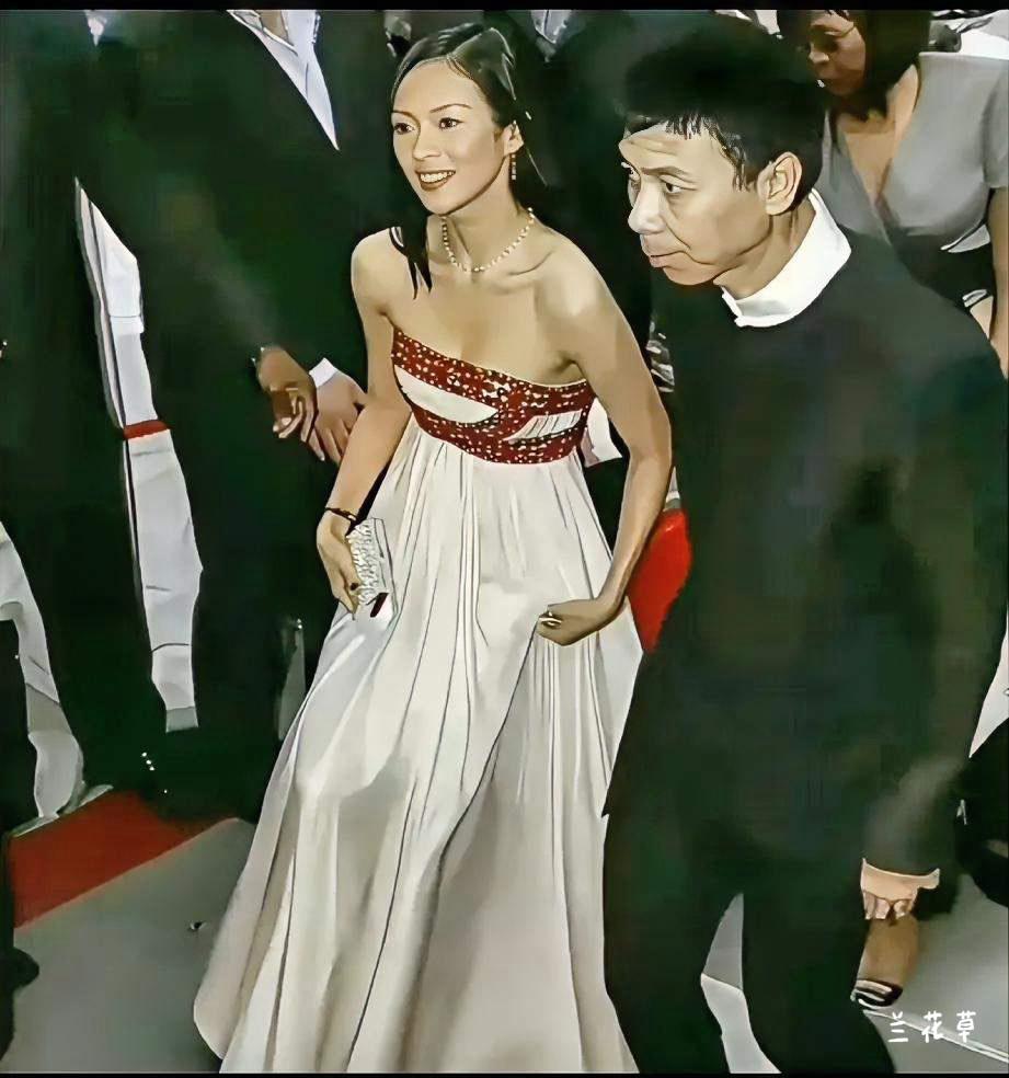 这是早年间冯小刚和章子怡在一次活动中的照片。冯导的萎靡形象与章子怡的青春靓丽形