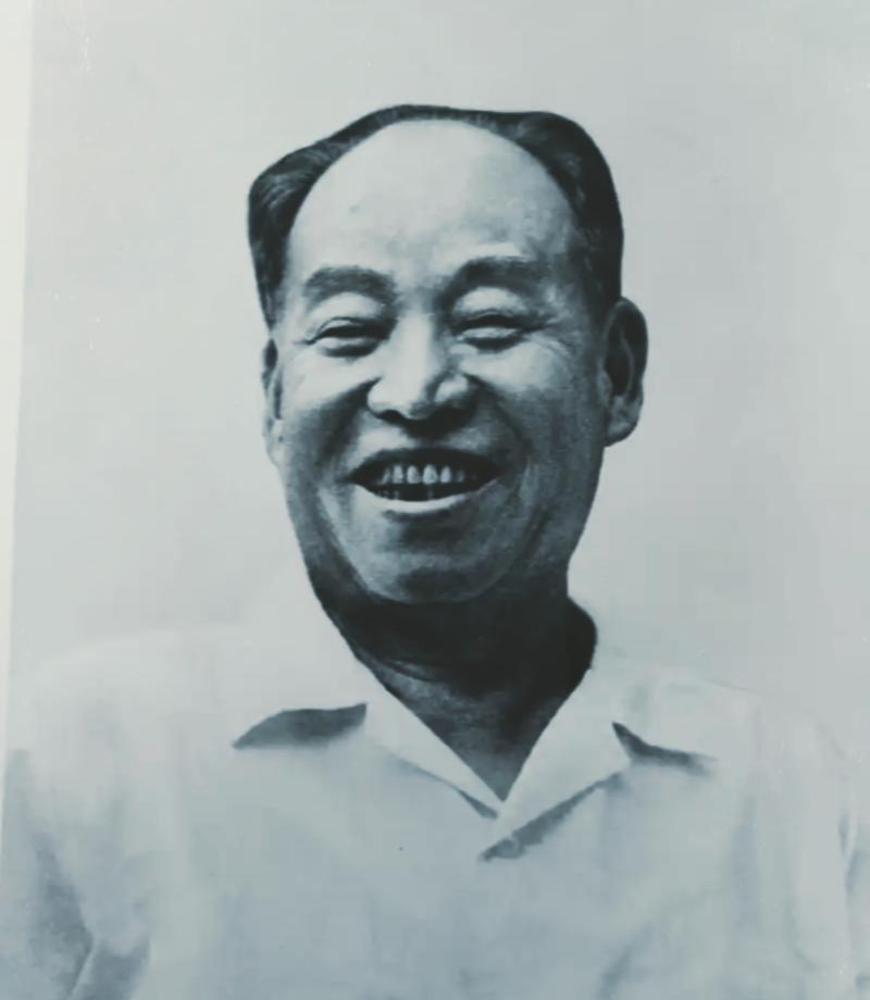 彭冲（1915—2010）。福建漳州人。1933年入团，1934年入党。抗战时