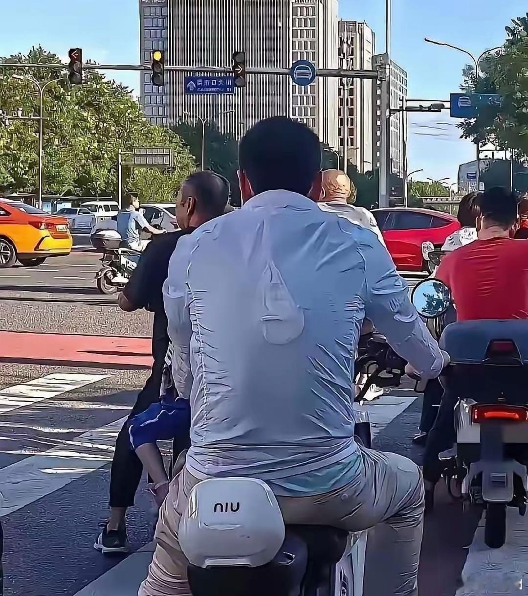 兄弟，现在所有⁠﻿人都知道‎你有老婆了。