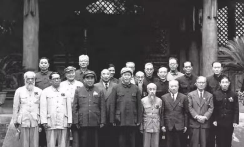 别再比较了！孙中山先生和毛主席，他们做的根本不是一码事。清朝灭亡之前，中国局