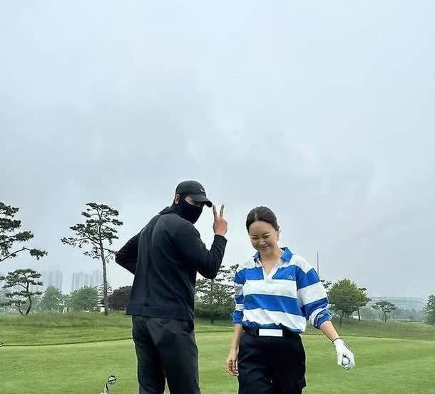 金泰熙现身三星顶级私密球场！乖乖，这才是真·财阀社交圈入场券！昨天在京畿道某