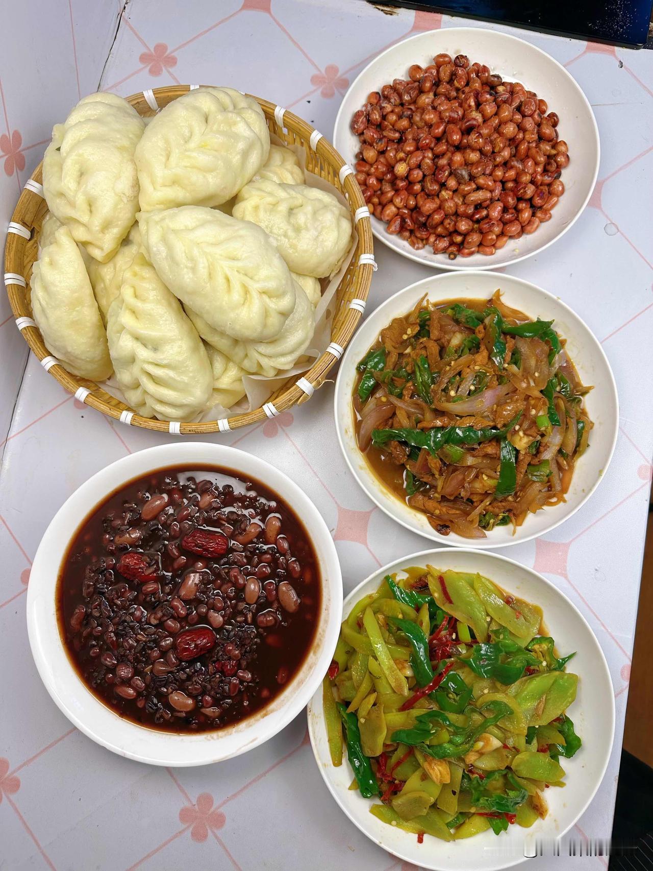 吃饭了，铁子们今天吃韭菜鸡蛋粉条包子，八宝粥，花生米，洋葱炒肉丝，辣椒炒莴笋！