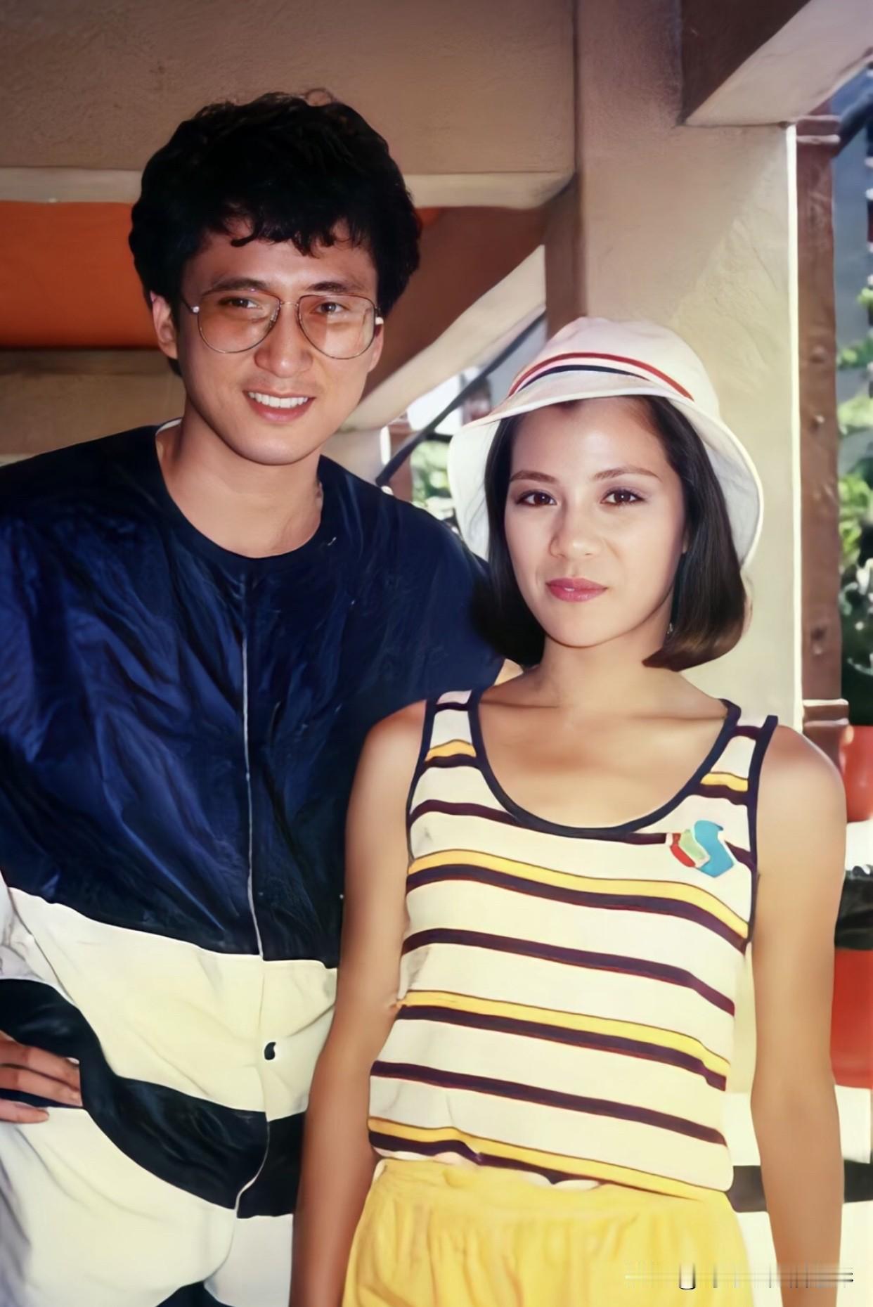 翁美玲&汤镇业旧时光合影📸80年代的香港街头，阳光热得发烫。她穿明黄