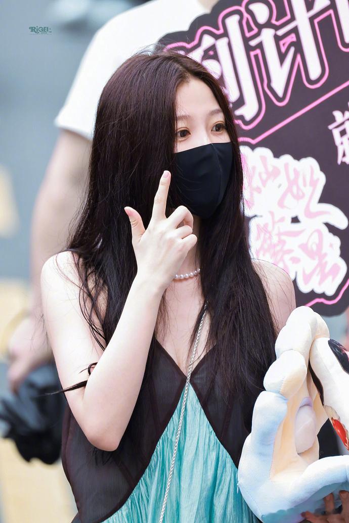 虞书欣都瘦出脚脖子了这得瘦了多少啊，感觉人都小了一圈，内娱的女明星为了上镜真的