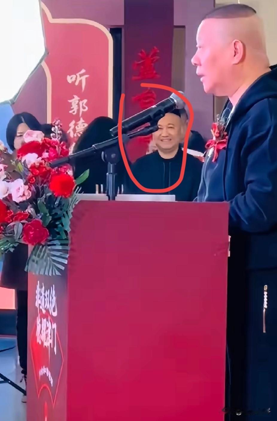 郑好质疑顽皮身份，让顽皮拿出德云社的盖章证明自己。昨天郭德纲出席芦台春庆功会