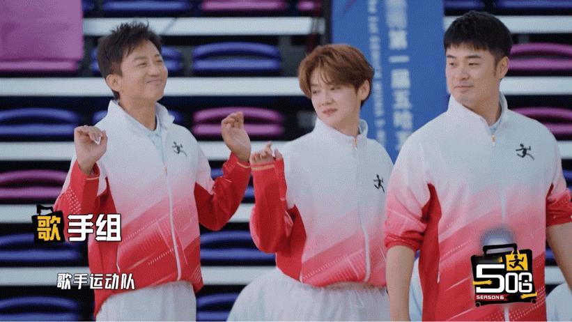 陈赫控诉鹿晗挡镜头鹿晗：我手势很标准啊。陈赫：标准到把我脸遮完了！邓超：你站我