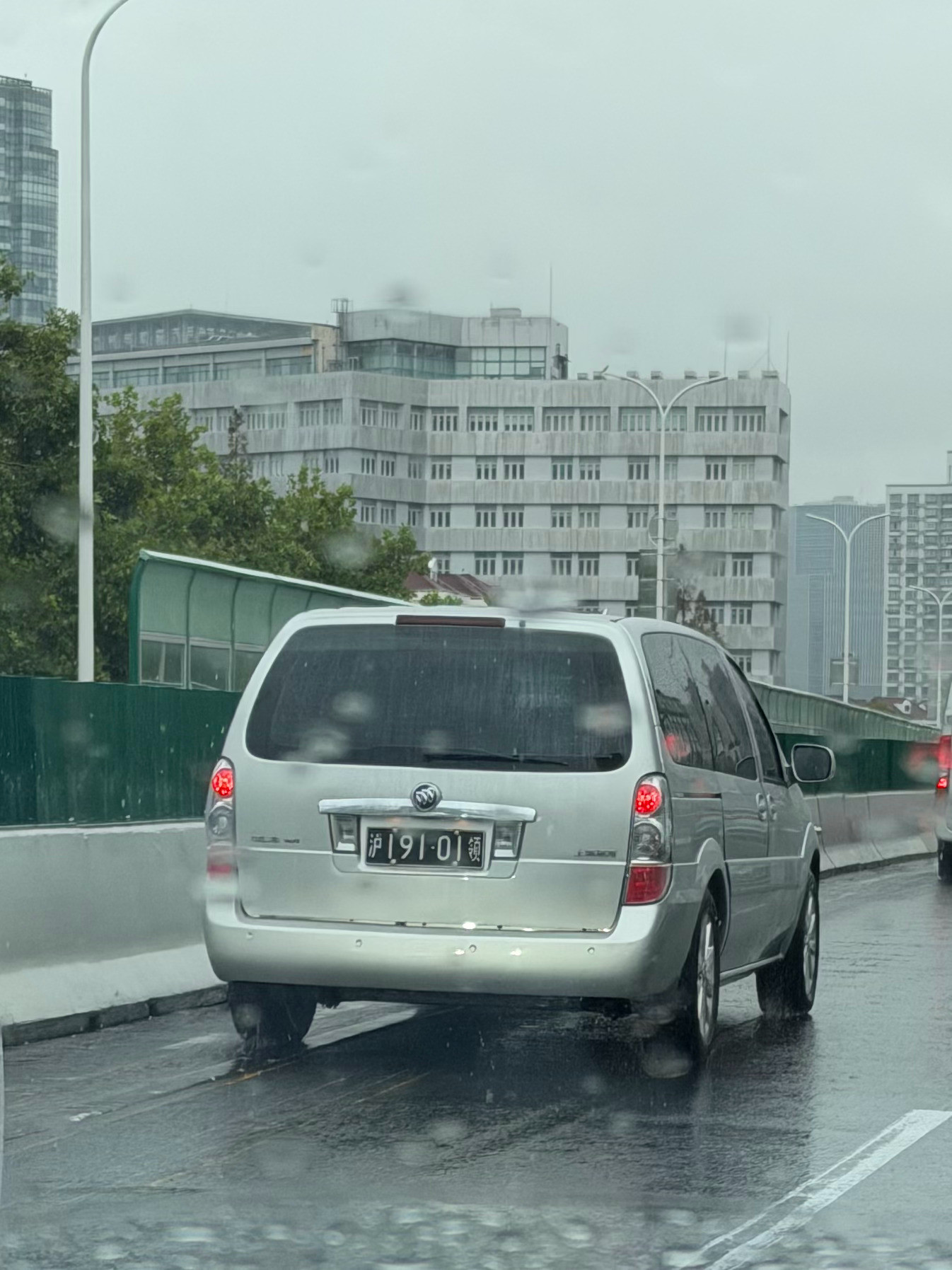 下午偶遇，不禁好奇，哪个国家的1号车，还在用老款GL8？查了一下，科特迪瓦，对这