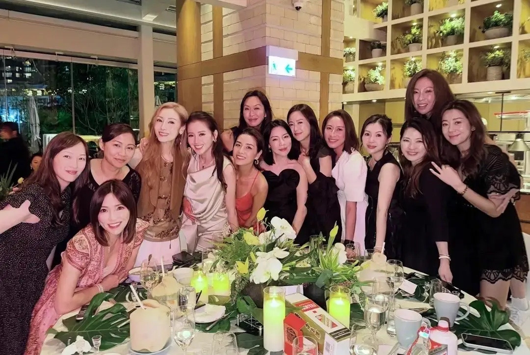 李嘉欣给名媛闺蜜庆生！香港众多名媛贵妇到场，李大美人的地位越来越靠中间，东亚银行