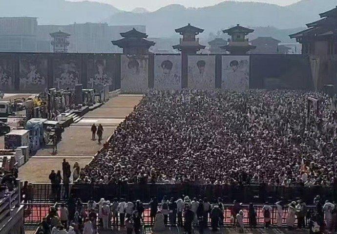 戳破一个流量圈的“皇帝新衣”：横店官方，根本没有“万人应援”的统计记录。一边是