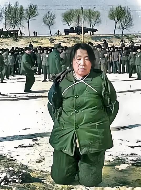1980年2月8日，哈尔滨工人体育馆挤满了五千多人。大门推开，两名法警押着一个头