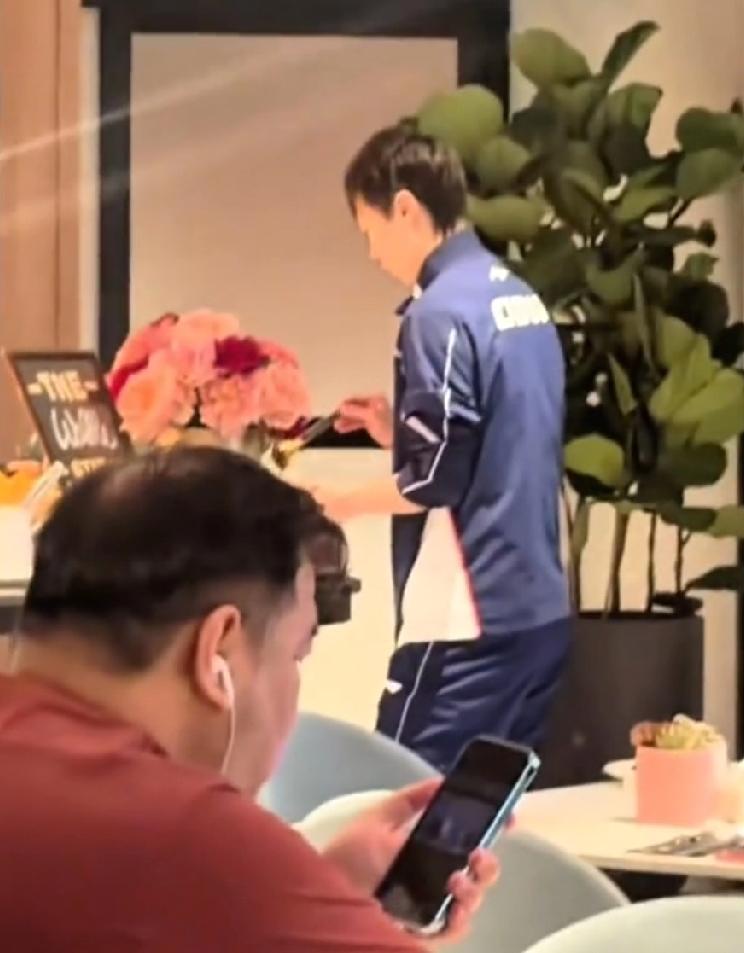 WTT新加坡大满贯比赛期间，在酒店餐厅吃饭早餐的王曼昱！一早起来，带着蓬松的头