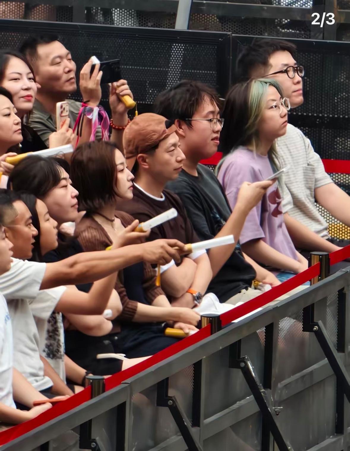 铁粉马龙带妻子露姐看蔡依林的演唱会——蔡依林称“马龙宝宝也来啦！”6月12日，