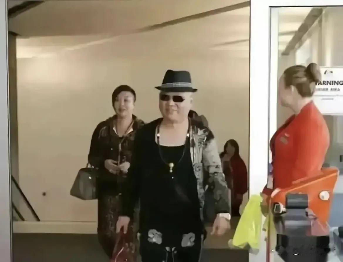 一件上衣3万块，一条裤子1.3万，脖子上挂着个超100万的帝王绿翡翠吊坠，手里拎